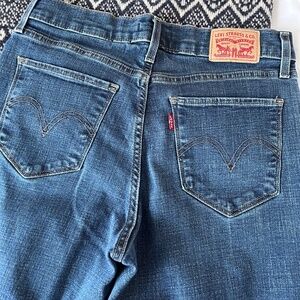 EUC Levi's Classic Straight jeans